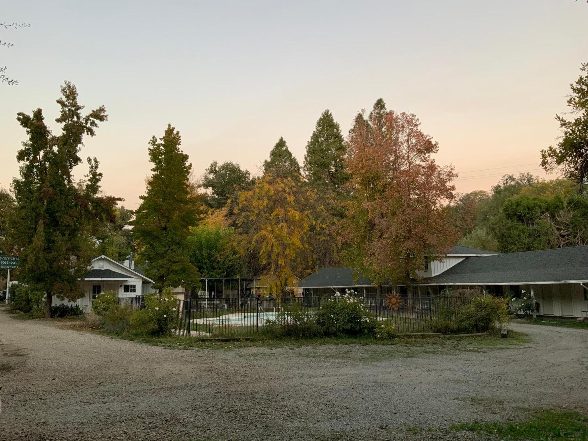 Seven Circles Lodge&Retreat Badger ภายนอก รูปภาพ